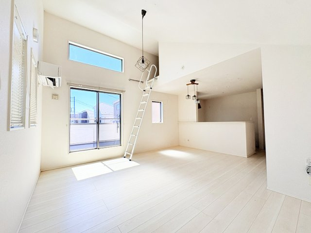 【居間・リビング】 | 西東京市栄町1丁目　中古一戸建住宅　(保谷店) | 暮らしの中心となるリビングは、ご家族で心地良く過ごせる空間に。