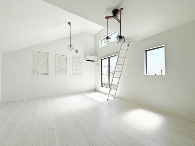 【居間・リビング】 | 西東京市栄町1丁目　中古一戸建住宅　(保谷店) | 陽当たりとプライバシー重視の2階リビング。