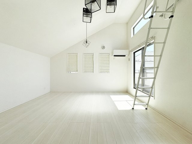【居間・リビング】 | 西東京市栄町1丁目　中古一戸建住宅　(保谷店) | 外からの視線が気になりにくく開放感に溢れた空間です。