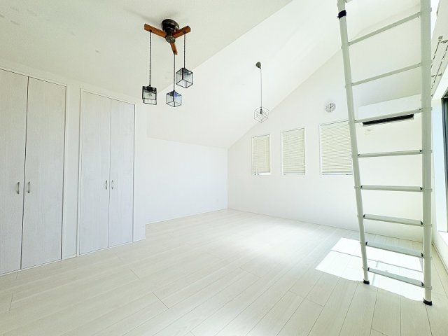 【居間・リビング】 | 西東京市栄町1丁目　中古一戸建住宅　(保谷店) | 生活感を隠しつつ日常使いの物をすぐ近くに置いておけるリビング収納付き。