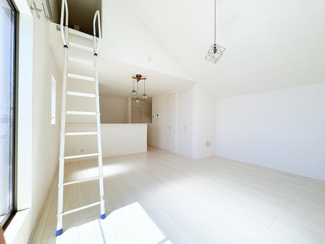 【居間・リビング】 | 西東京市栄町1丁目　中古一戸建住宅　(保谷店) | 開放的な空間でゆったりとやすらぎに包まれた時をお過ごしください。