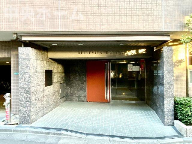 ベルヴィータ小岩のエントランス|【エントランス】マンションのエントランスは、その物件の印象を決める、顔とも言える場所です。毎日通る場所ですからきれいなのが一番です。エントランス内はオートロックですので暮らしの安全も確保されています。