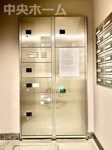 ベルヴィータ小岩の設備|【宅配ボックス】在宅時・不在時に関わらず、居住者の代わりに非対面で宅配物を受け取ってくれる便利な設備です。わかりやすくご説明致しますので見学時にはお部屋だけではなく共用部分もぜひチェックしてください。