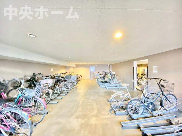 ベルヴィータ小岩の駐輪場|【自転車置き場】最新の空き状況や費用などの詳細は担当スタッフまでお問い合わせください。