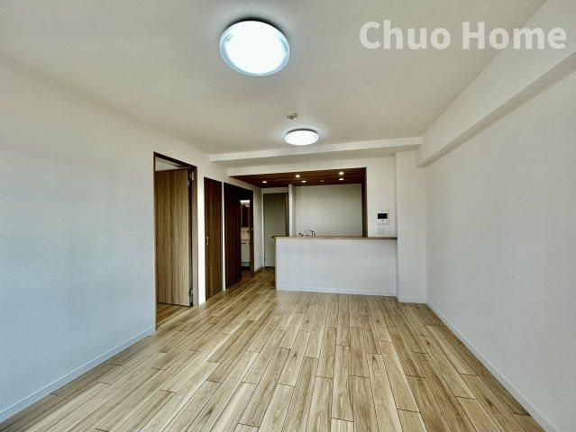 ベルヴィータ小岩のダイニング|【ダイニング】忙しい朝でも、しっかり家族が揃って食事をして頂けるゆとりある大きさのダイニングスペース。奥様が作る手料理をカウンター越しに受けとって頂き、テーブルで囲む素敵な時間を存分に愉しんで下さい。