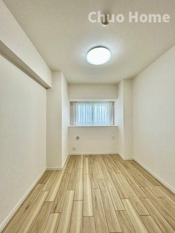 ベルヴィータ小岩の寝室|【寝室】心と体をゆったりと安らげる主寝室。寝室のゆとりが大きい分だけ、暮らしの安らぎは深まります。一日の疲れを癒すだけでなく、ご夫婦の親密な語らいを紡ぎ出します