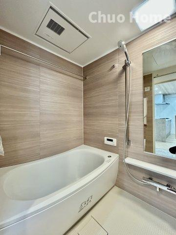 ベルヴィータ小岩の浴室|【バスルーム】暖房換気乾燥機付きシステムバスルーム。暖房・冷風・換気・乾燥など、毎日を快適に過ごせるうれしい機能が揃っています。雨の日の洗濯物も安心です。