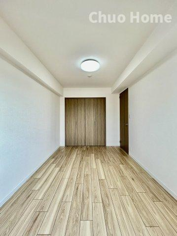 ベルヴィータ小岩の洋室|【洋室】快適に過ごす条件は、一人ひとり違います。だからこそ飾り過ぎないシンプルな内装と偏り過ぎないデザインで統一しております。居住していく中でオーナー様だけの【マイホーム】に創り上げて下さい