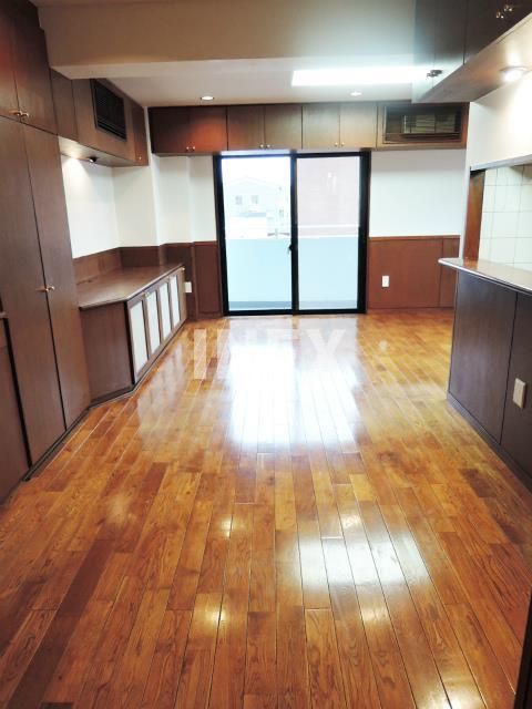 横浜市中区本牧町２丁目の賃貸マンションの居間・リビング