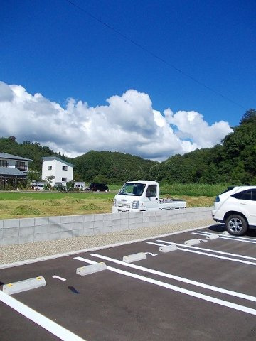 サン　ブライトの駐車場|カースペースがあります