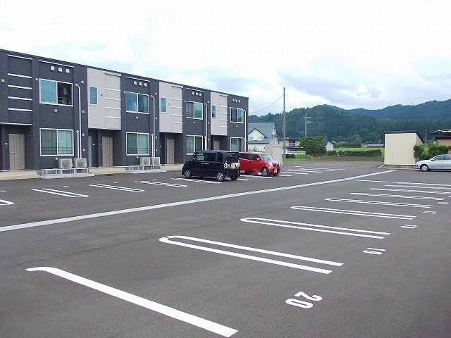 サニーヒルハウスの駐車場|駐車場があるので、車を買う予定の方も安心です