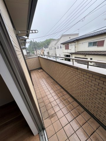 土呂戸建てⅠのバルコニー|お洗濯にも便利なバルコニー付き