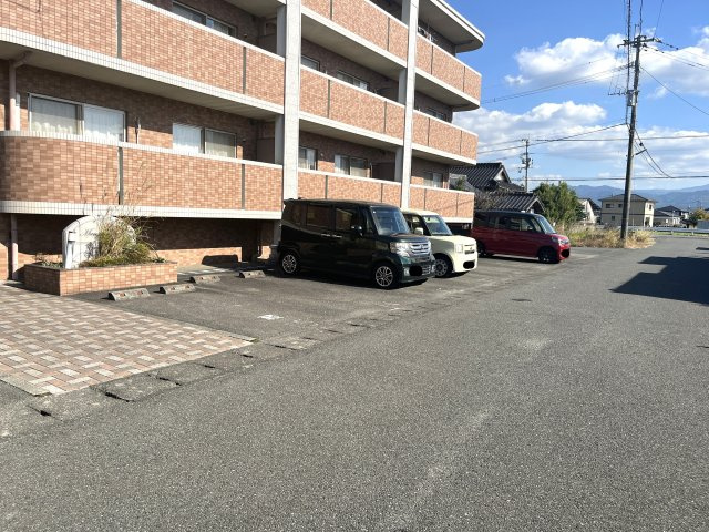 マンションティアラの駐車場