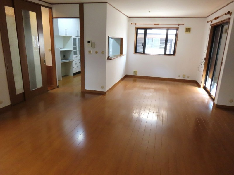 さいたま市岩槻区黒谷戸建の居間・リビング|ゆったりとした居間です