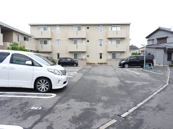 泉大津市上之町のハイツの駐車場