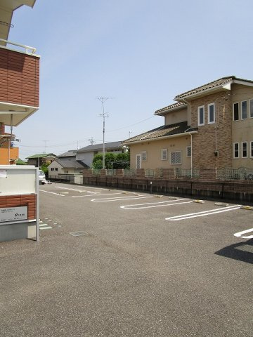 トムトック　Ⅲの駐車場|車をお持ちの方に嬉しい駐車場付きの物件です