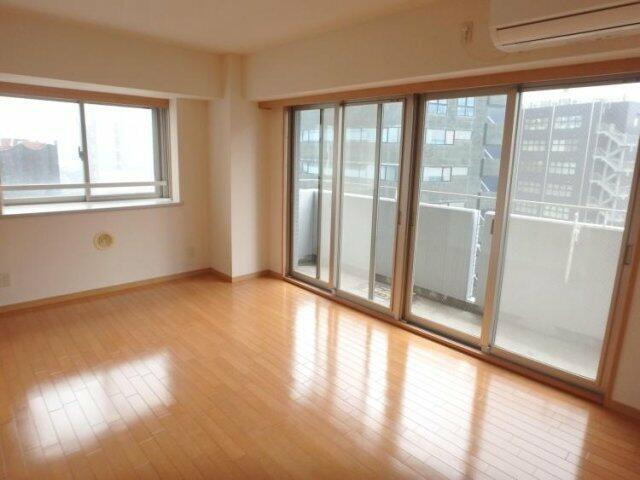 千代田区神田神保町２丁目の賃貸マンションの居間・リビング
