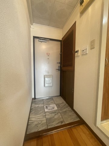 オレンジマンションの玄関