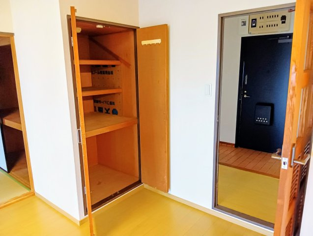 サンミエール千歳　静岡市清水区千歳の居間・リビング|LDK入口