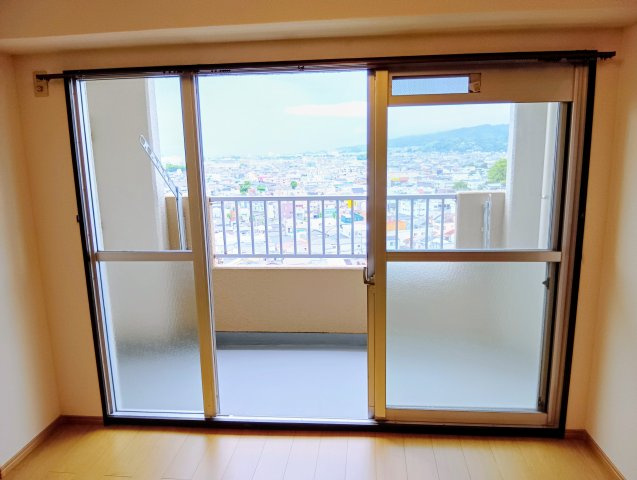 サンミエール千歳　静岡市清水区千歳の洋室|窓からは町並みを一望