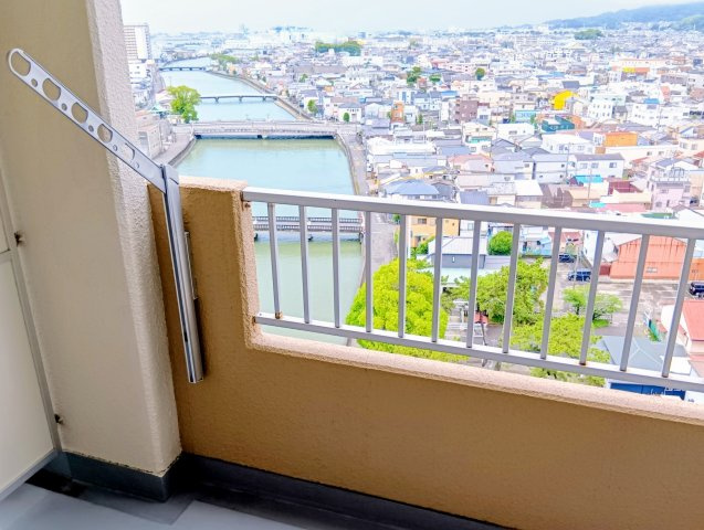 サンミエール千歳　静岡市清水区千歳のバルコニー|眼下に巴川と清水の町並みを見渡せます。