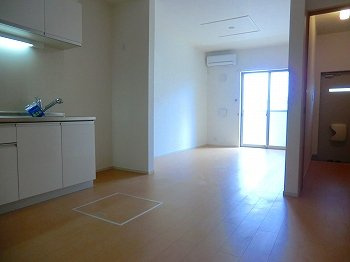 【居間・リビング】 | プルメリア　Ⅱ | こちらのリビングで趣味の時間をお楽しみください