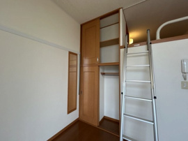 明るい色調の室内です