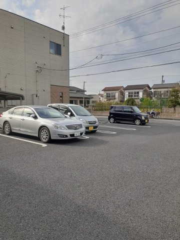 車をお持ちの方に嬉しい駐車場付きの物件です