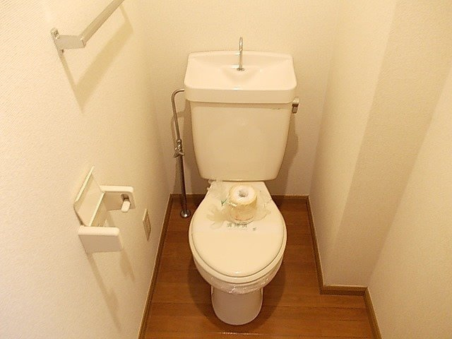落ち着いた色調のトイレです