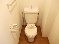 落ち着いた色調のトイレです