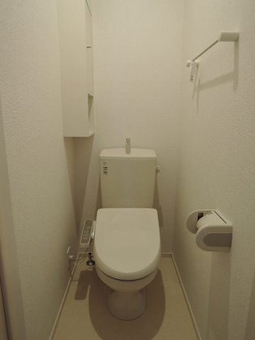 落ち着いた色調のトイレです