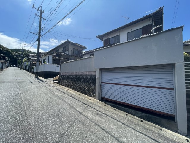 早良区早良六丁目戸建の前面道路含む現地写真|車庫は解体予定となります。