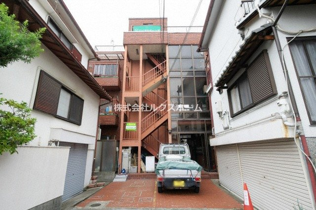 ロイヤル摂津D棟の外観