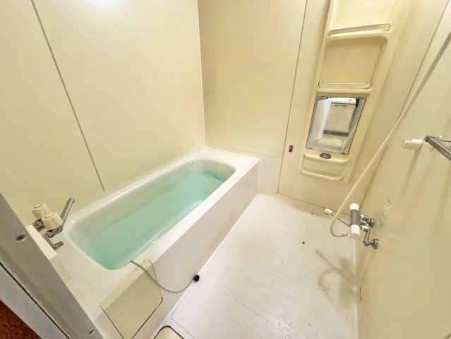 【愛国東3丁目】南西向き日当たり良好！敷地62坪超の広々4LDK戸建の浴室|すっきりとシンプルな浴室。