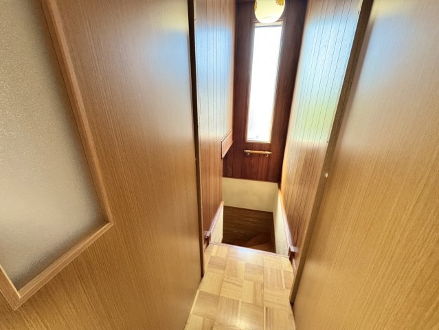 【愛国東3丁目】南西向き日当たり良好！敷地62坪超の広々4LDK戸建のその他共用部分|24階廊下、レトロで温かみのある2階廊下です。