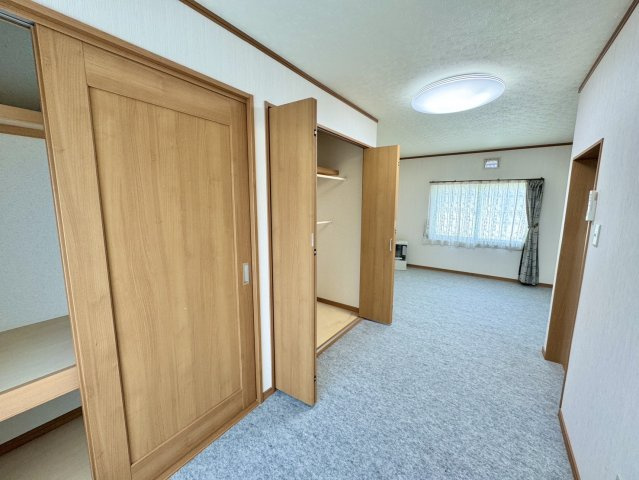 【愛国東3丁目】南西向き日当たり良好！敷地62坪超の広々4LDK戸建の洋室|収納充実の広々洋室。ゆとりある空間で、自分らしい暮らしを。