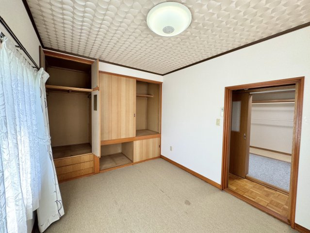 【愛国東3丁目】南西向き日当たり良好！敷地62坪超の広々4LDK戸建の洋室|壁一面の収納力！機能的で使いやすい2階の快適な洋室。