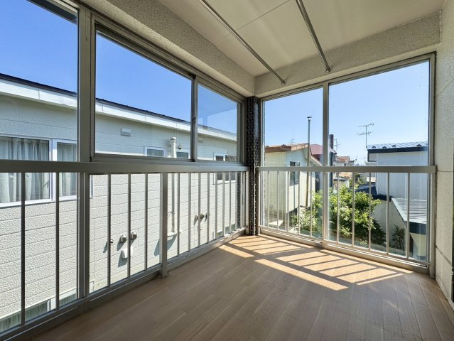 【愛国東3丁目】南西向き日当たり良好！敷地62坪超の広々4LDK戸建のバルコニー|日差しが心地よい開放的なバルコニー。室内干しにも便利な空間。