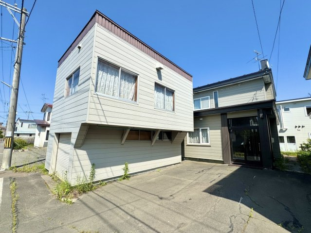 【愛国東3丁目】南西向き日当たり良好！敷地62坪超の広々4LDK戸建の駐車場|愛車を雪から守る車庫付き。便利な物置もあり収納力も安心です。