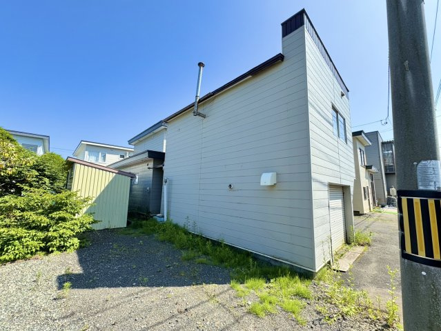 【愛国東3丁目】南西向き日当たり良好！敷地62坪超の広々4LDK戸建の駐車場|屋根付き車庫＆物置完備。趣味を楽しむ自由な暮らし。
