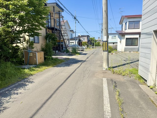 【愛国東3丁目】南西向き日当たり良好！敷地62坪超の広々4LDK戸建の前面道路含む現地写真|閑静な住宅街に面した前面道路。緑が多く、落ち着いた環境です。