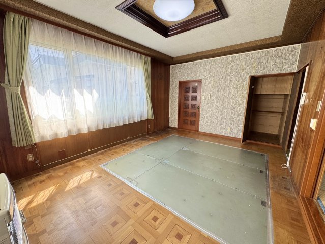 【愛国東3丁目】南西向き日当たり良好！敷地62坪超の広々4LDK戸建の居間・リビング|南西向きで日当たり良好。開放感あふれる空間で寛ぎの時間を。
