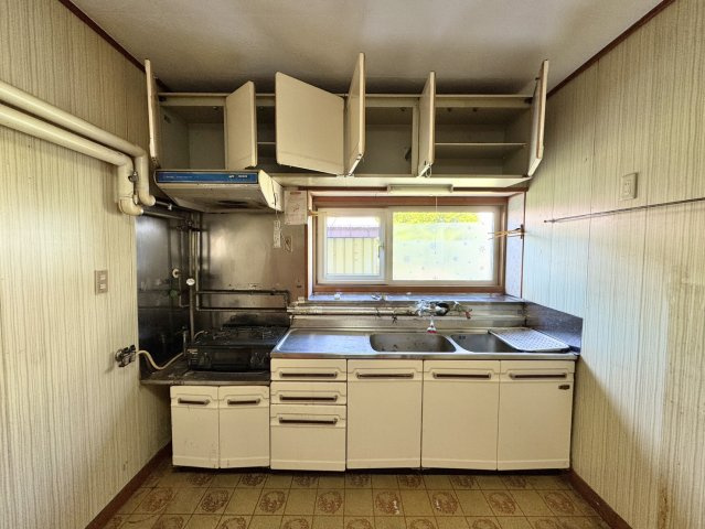 【愛国東3丁目】南西向き日当たり良好！敷地62坪超の広々4LDK戸建のキッチン|明るく清潔感のあるキッチン。お料理が楽しくなる機能的な空間。