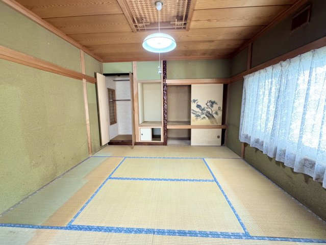 【愛国東3丁目】南西向き日当たり良好！敷地62坪超の広々4LDK戸建の和室|心安らぐ伝統的な和室。日本の風情を感じる心地よい寛ぎの空間。