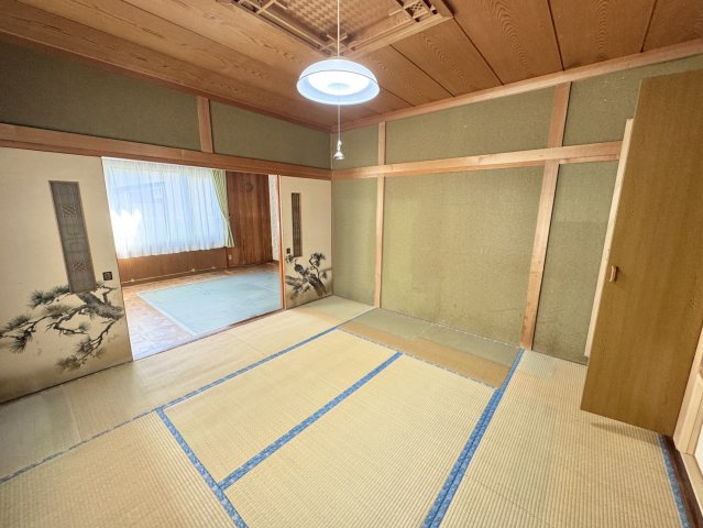 【愛国東3丁目】南西向き日当たり良好！敷地62坪超の広々4LDK戸建の和室|リビングと繋がる広々和室。家族の気配を感じる穏やかな暮らしを。