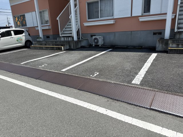 ハピネスハイツの駐車場