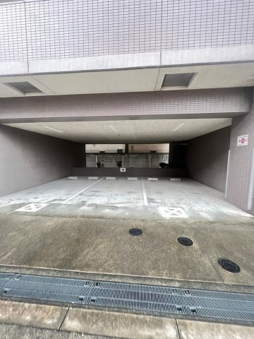 アクロス塚本リヴィエールの駐車場