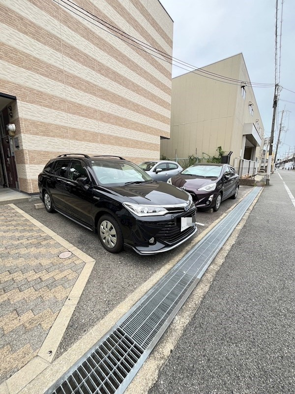 レオパレスDreamSeedⅡの駐車場