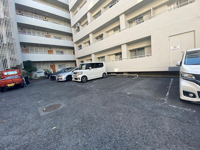 サンハイツ本山の駐車場