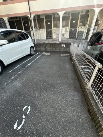 ラフィーネ昭南の駐車場